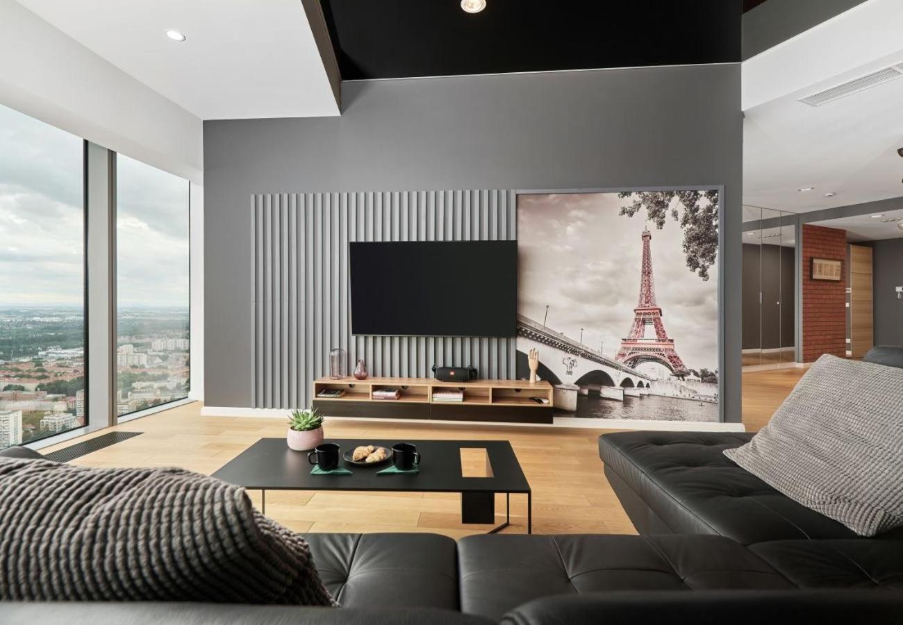 Apartment 30th+ Floor In Sky Tower
