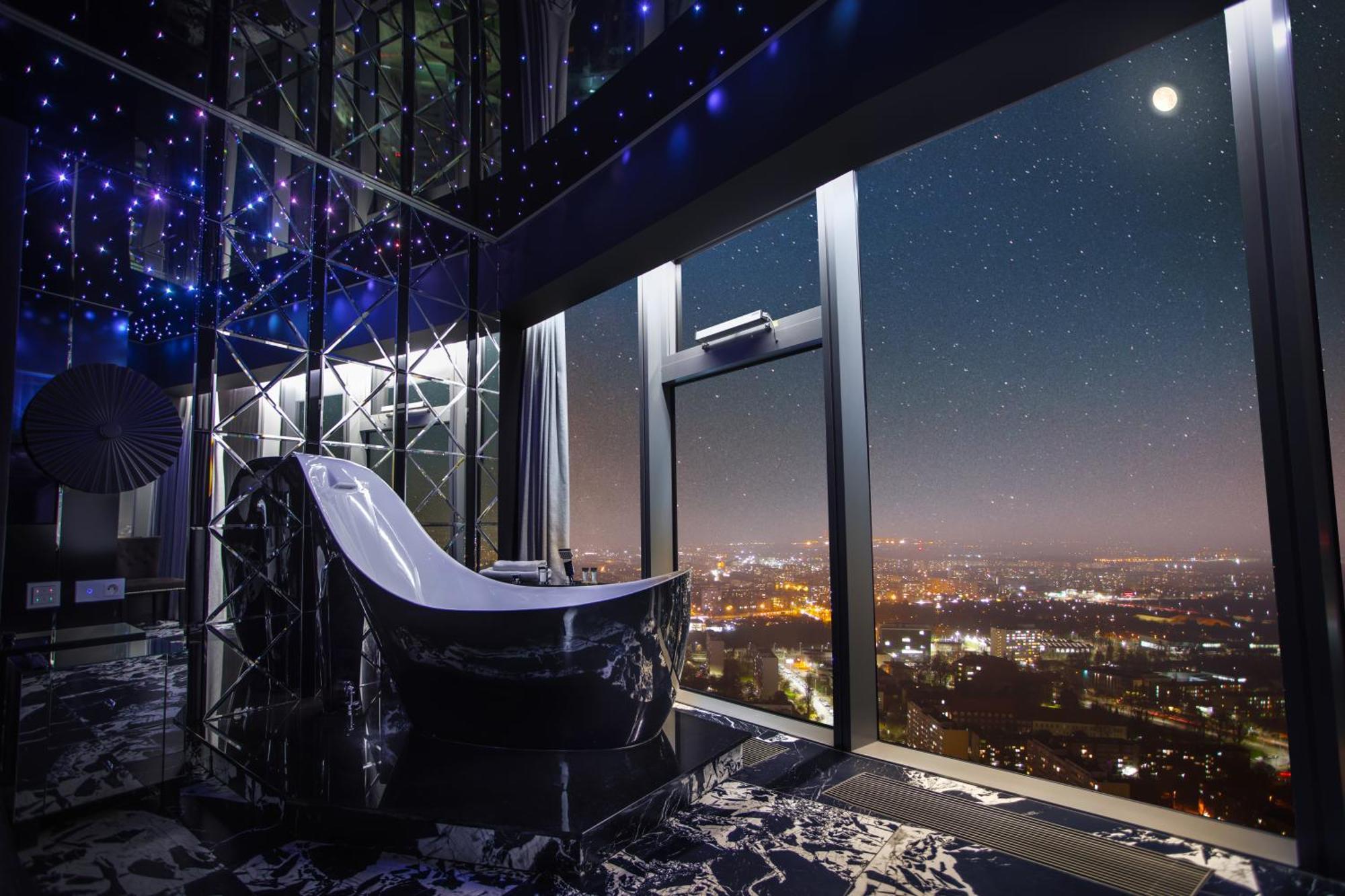 Apartment 30th+ Floor In Sky Tower *